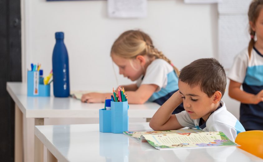 FRS 2843 children reading Spanish