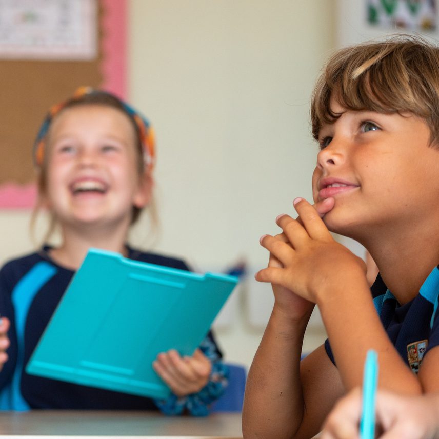 Los niños se ríen y disfrutan aprendiendo en clase.