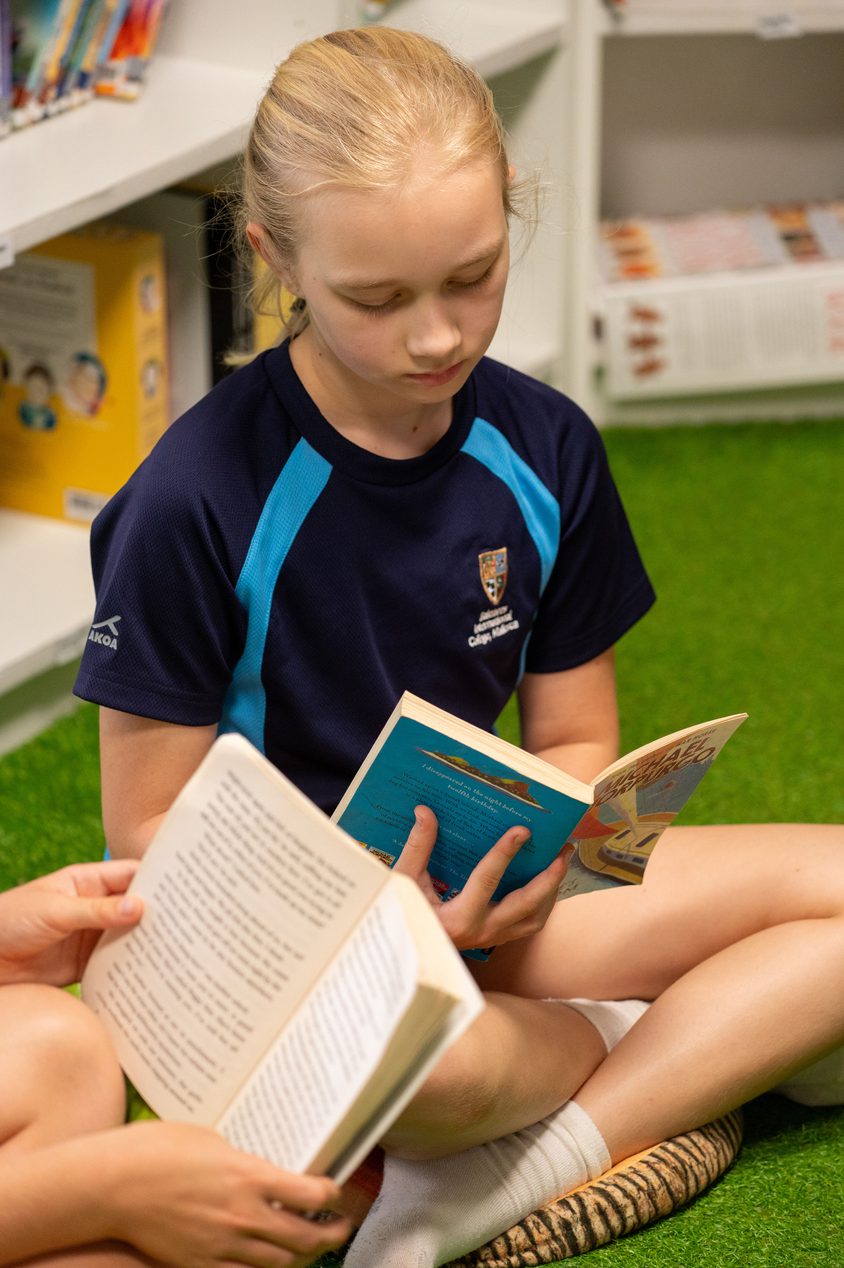 Niña leyendo un libro