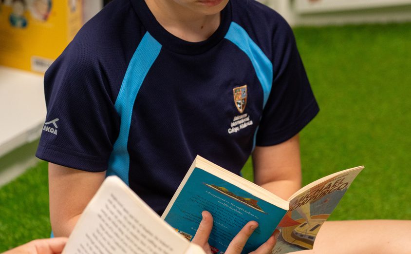 Niña leyendo un libro