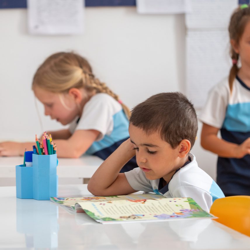 La lectura es una herramienta que ayuda a los niños a aprender.