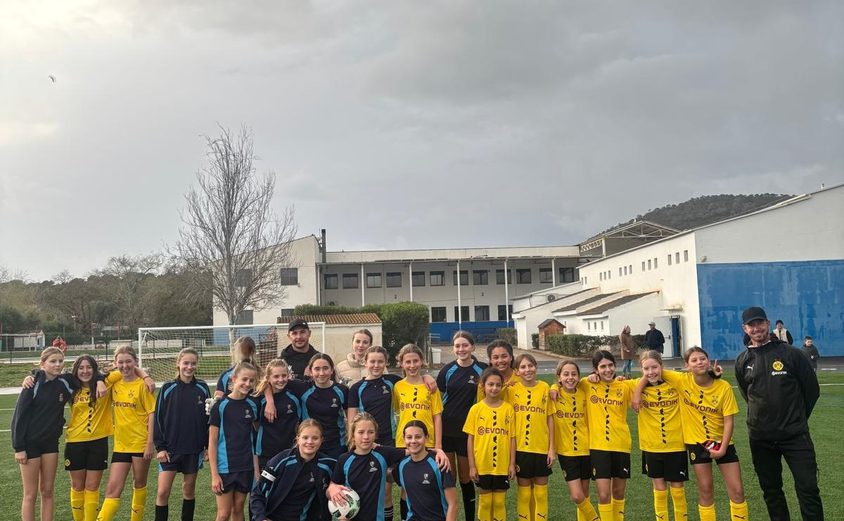 BIC and BVB Team standing on the pitch